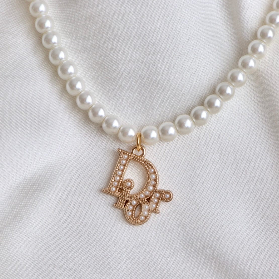 DIOR Pearl Logo Pendant Necklace – Reluxe Vintage