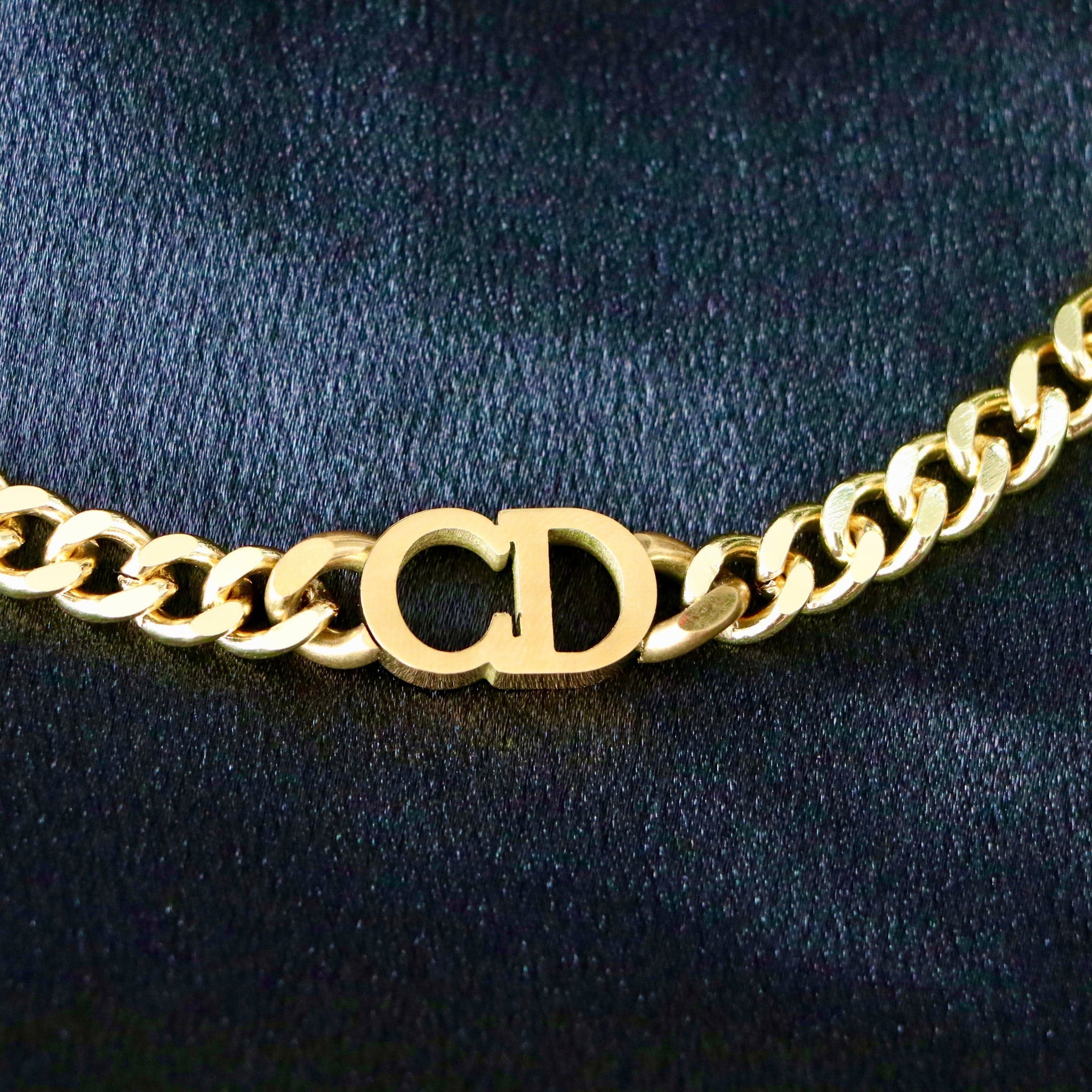 Designer Necklaces for Women: Pendant, Choker | DIOR